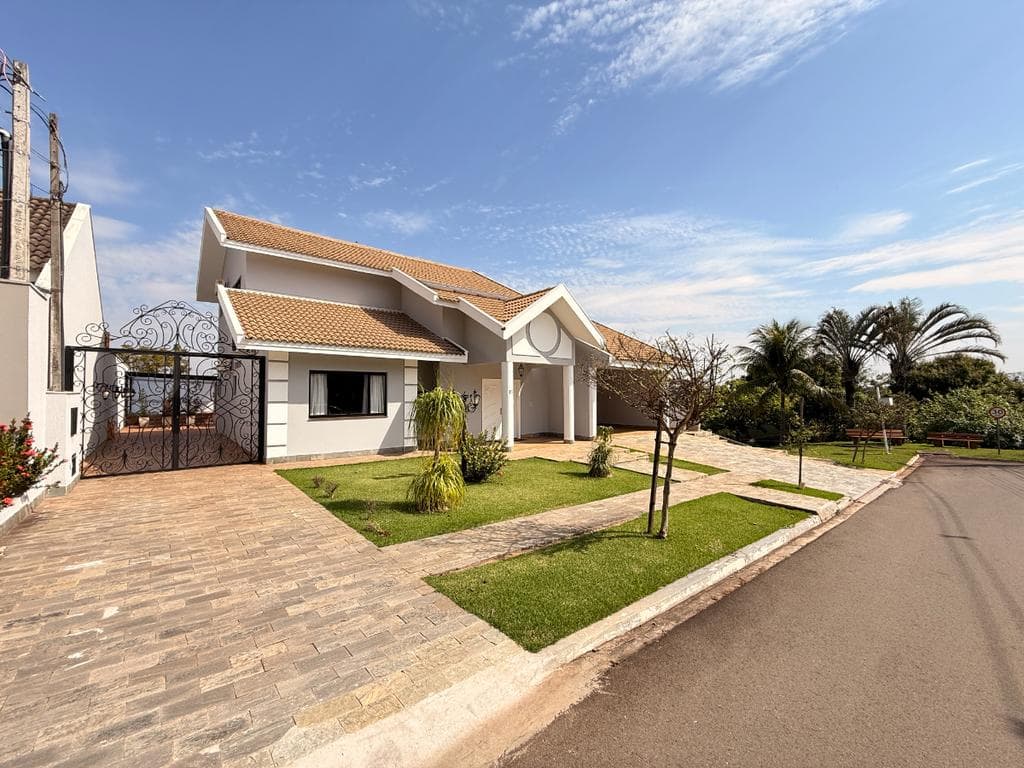 Sobrado à venda em Maringá, Jardim Imperial, com 4 quartos, com 284.64 m²